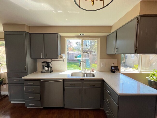 Building Photo - Astounding 3 bed 3 bathroom home in Beaver...