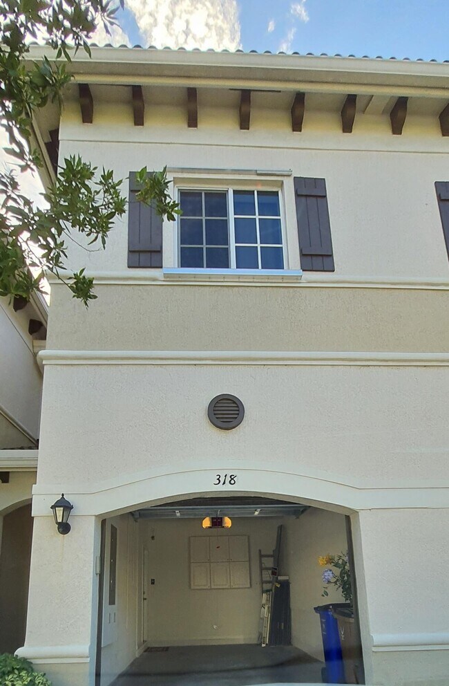 Building Photo - 318 NE 47th Pl