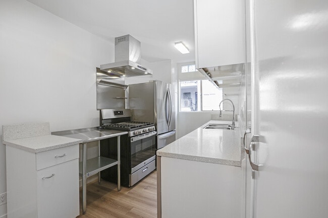 Kitchen - 951 N Curson Ave