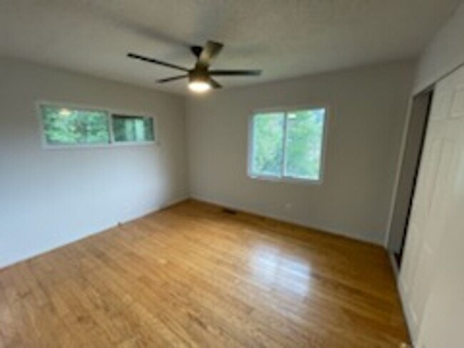 Foto del edificio - Large 4 Bedroom 2 Bathroom House for Rent