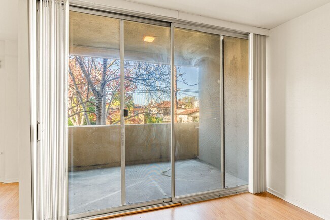 Foto del edificio - Utilities & Parking Included! Massive 2BD w/ Community Amenities