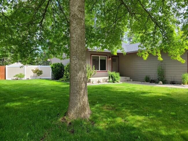 Building Photo - Beautifully updated 4 bedroom 2 bath Rathd...