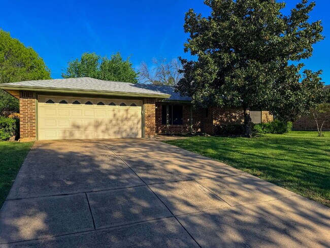 Foto del edificio - Charming 3-Bedroom Haven with Cozy Fireplace in North Richland Hills!