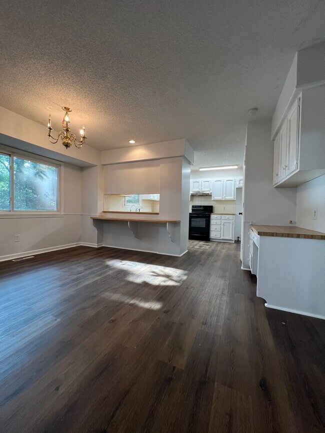 Building Photo - Beautiful 3 bedroom 2 bathroom home!