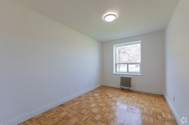 3BR, 1BA - 1,062SF - Bedroom - 3101 Eglinton