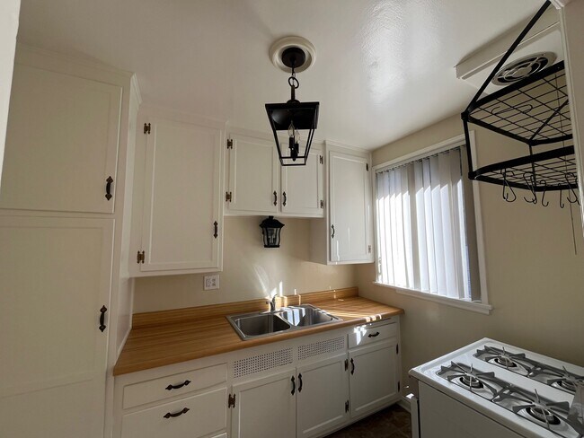 Foto del edificio - 128 N Maple Street