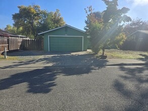 Building Photo - 1205 SW Cottonwood St