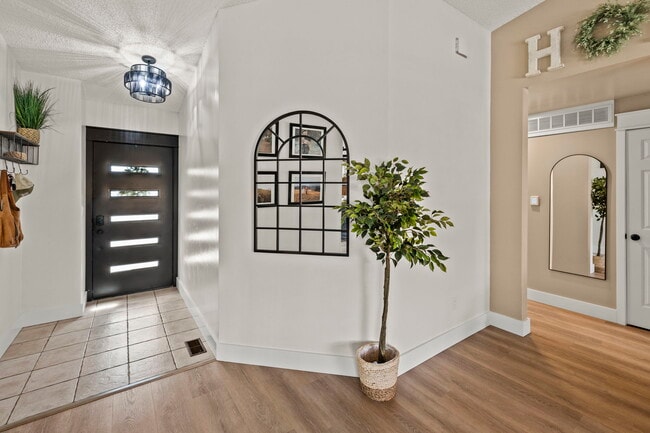 Building Photo - 901 Candlestar Loop N