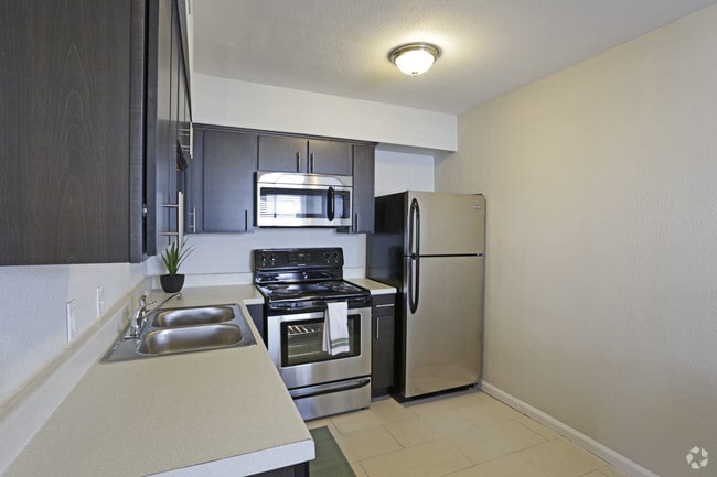 2BR-1BA - 750SF - KITCHEN - Paragon Apartments