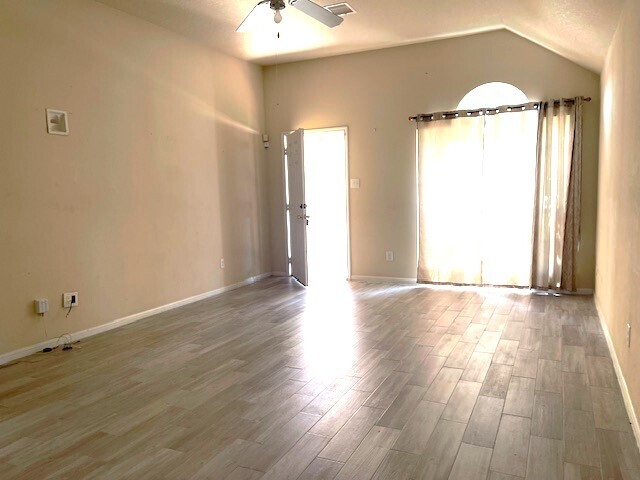 Building Photo - Great Location, wonderful Schools, 1 Block...