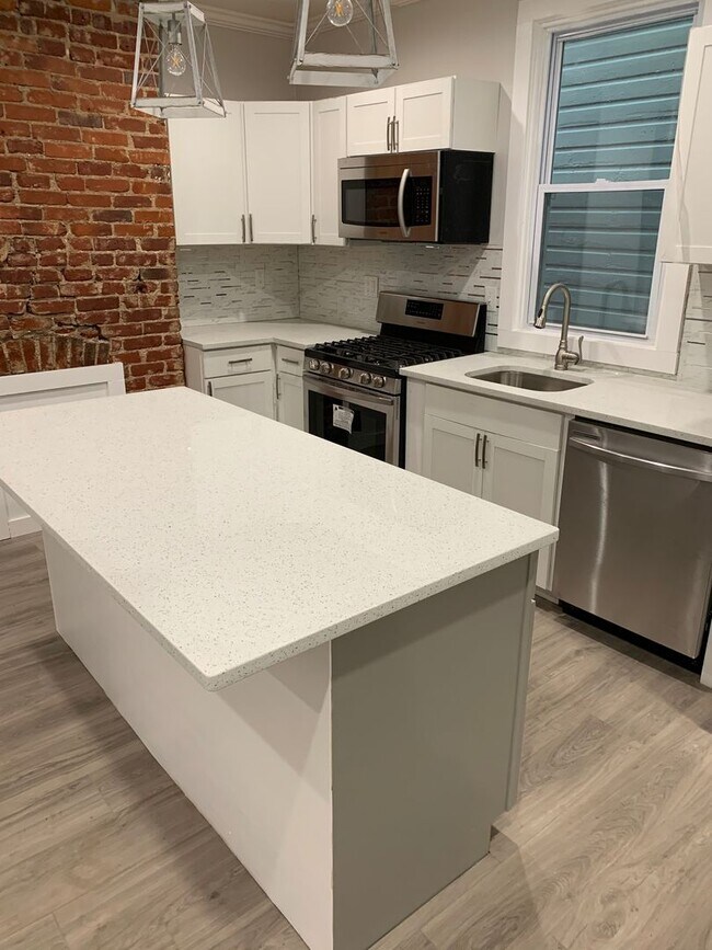 Foto del edificio - Gorgeous 3 Bedroom 1.5 bath with yard