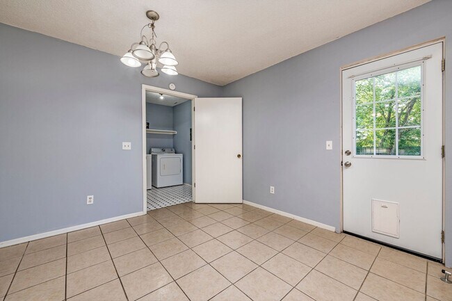 Foto del edificio - Quaint Rogers Home!