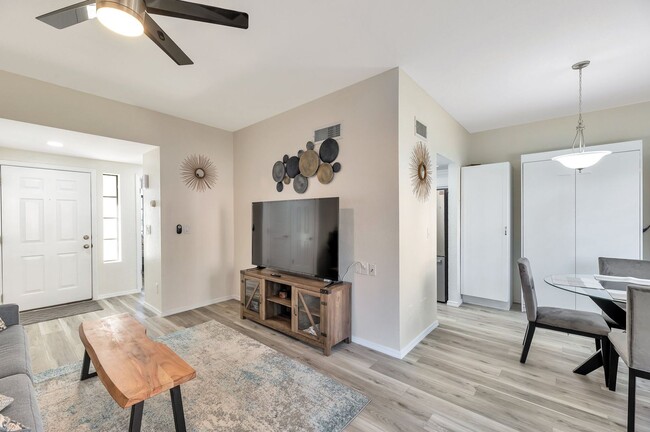 Building Photo - REMODELED/FURNISHED 1 Bed Condo in PRIME L...