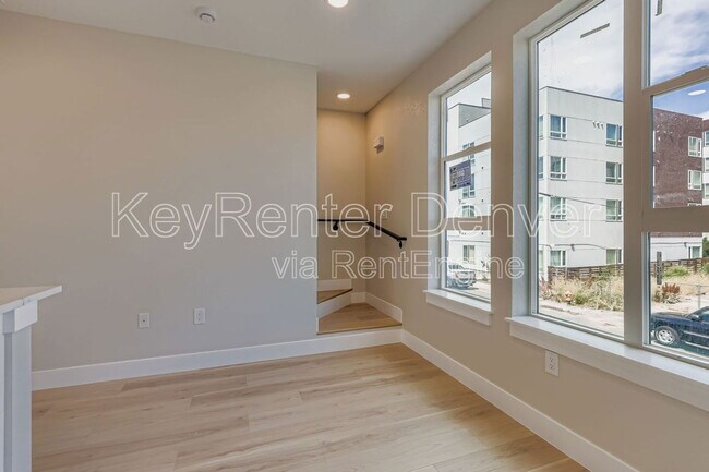 Building Photo - 4100 E Warren Ave