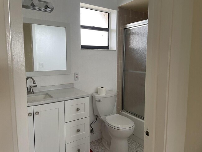 Foto del edificio - 4640 Lucerne Lakes Blvd W