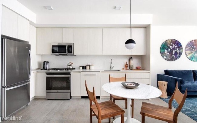 Foto del edificio - 2 br, 2 bath House - 433-433 East 13th St