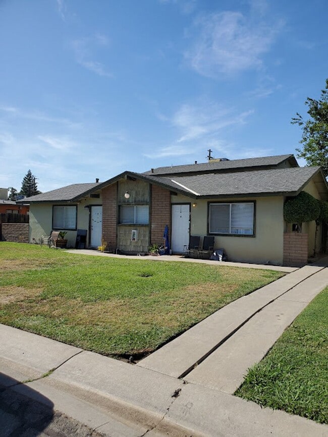Building Photo - 646 W Iris Ave