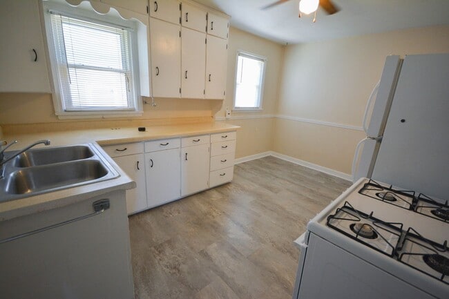 Foto del edificio - 3 bedroom home on corner lot with beautiful hardwood floors!