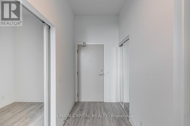 Photo du bâtiment - 2020 Bathurst St