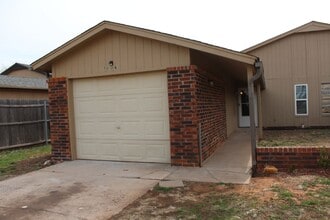 Building Photo - 1006 Straka Terrace