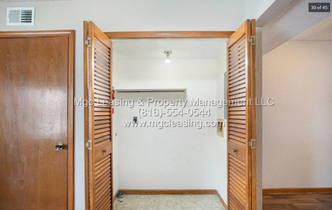 Foto del edificio - Spacious 2nd Floor Townhome in the Heart of Blue Springs!