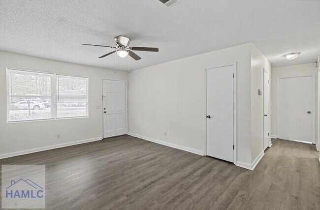 Foto del edificio - 740 Fleming Rd