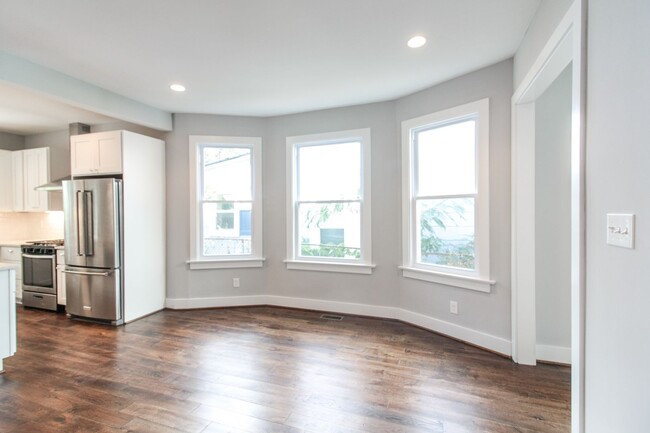 Foto del edificio - Gorgeous Renovated 6 Bed with Yard in hear...
