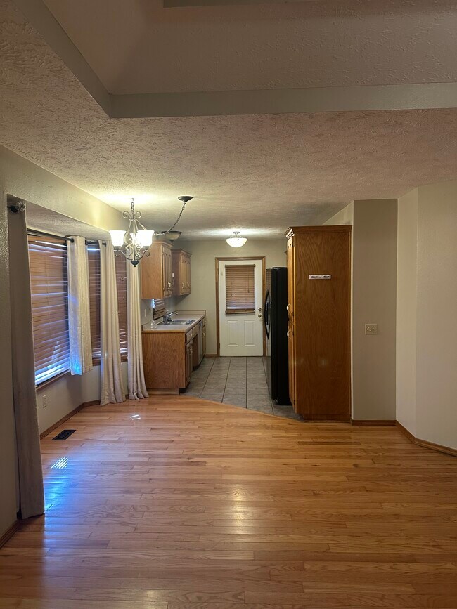 Building Photo - 1256 W Bluegrass Rd