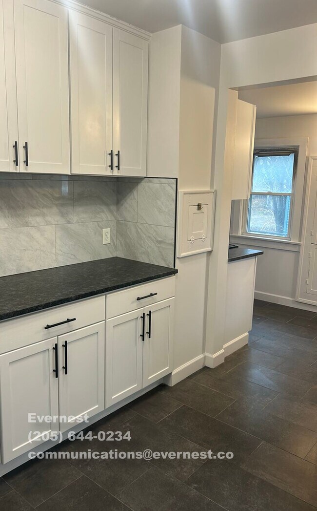 Foto del edificio - 3 Bed/1 Bath Home with In-Unit Laundry / Coming Soon!