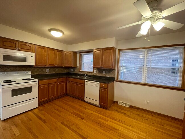 Foto del edificio - 8610 W Summerdale Ave