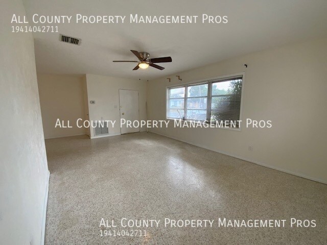 Building Photo - Central Sarasota, easy access to everywher...