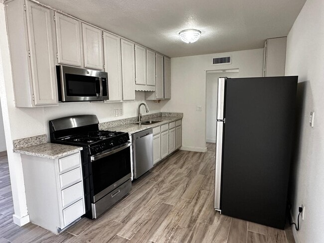 Building Photo - 1405 Prairie Dr