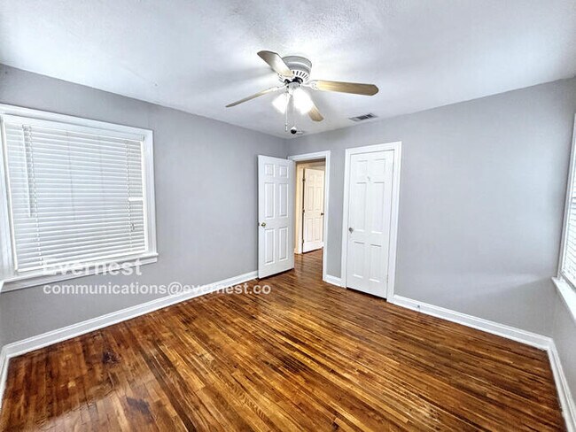 Foto del edificio - 2-Bedroom, 1-Bathroom Home in a Convenient...