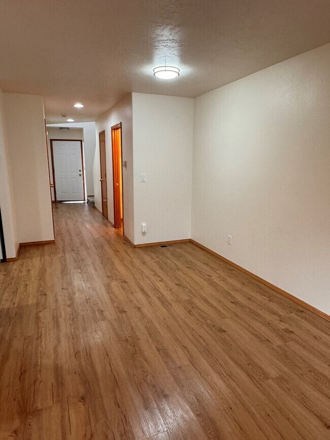 Foto del edificio - Beautiful Home w/New Carpet, Fresh Paint, ...