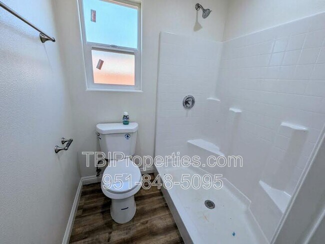 Foto del edificio - 156 E Marshall Blvd