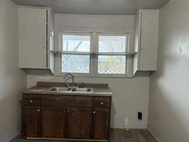 Building Photo - 613 N Eye St