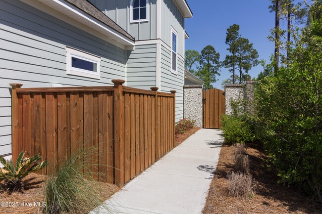 Foto del edificio - 6097 Shore Park Dr