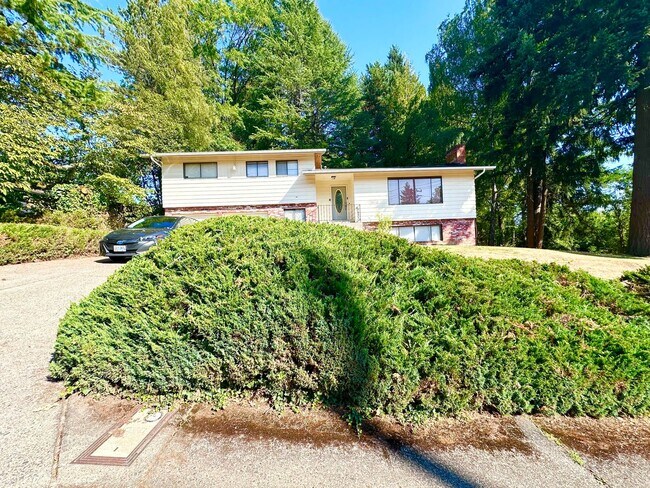 Building Photo - Charming Split-Level Fully Furnished Home 3 Beds 2.5 Baths in Lake Oswego! | MOVE IN SPECIAL