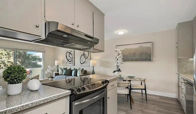 Foto del edificio - "Charming 1-Bedroom Gem on Hudson St in Redwood City – Your Cozy Retreat Awaits!"