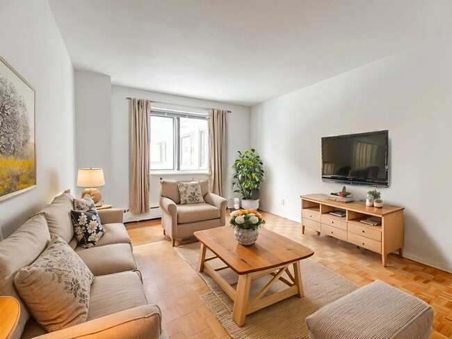 Building Photo - Place Concorde