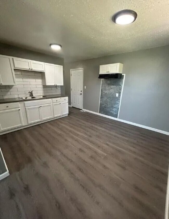 Foto del edificio - 1700 Theodore Ln