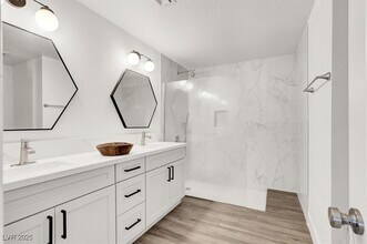 Building Photo - 1600 Eaton Dr