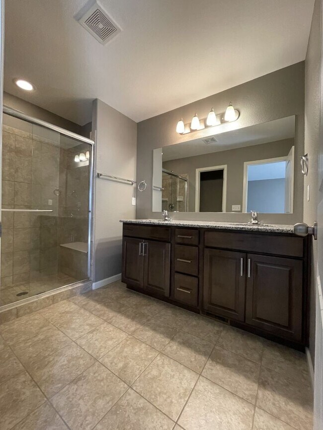 Foto del edificio - Spacious Two-Story Townhouse