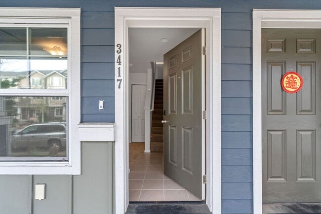 Building Photo - Spaciously Modern Tri Level Townhome for Rent in North Everett