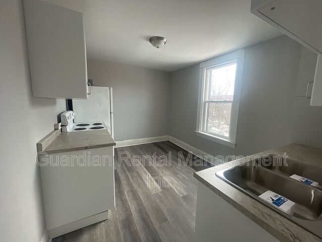 Building Photo - 229 McKellar St S