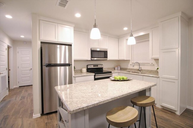 Building Photo - 1502 Deer Hills St Apt 4 Edinburg, TX 78541