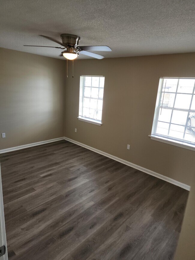 Building Photo - 42421 Deluxe Lake Dr