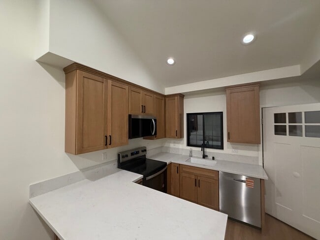 Building Photo - 5579 Brunswick Ave