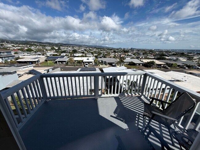 Foto del edificio - Fully Furnished Modern Duplex – 2nd Floor Home with Stunning Pearl Harbor Views, Upper Pearl City