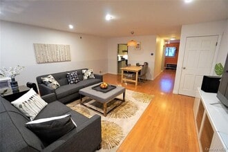 Building Photo - 60 Park Dr